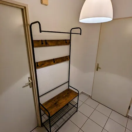 Close To Train Station, Secure Parking شقة